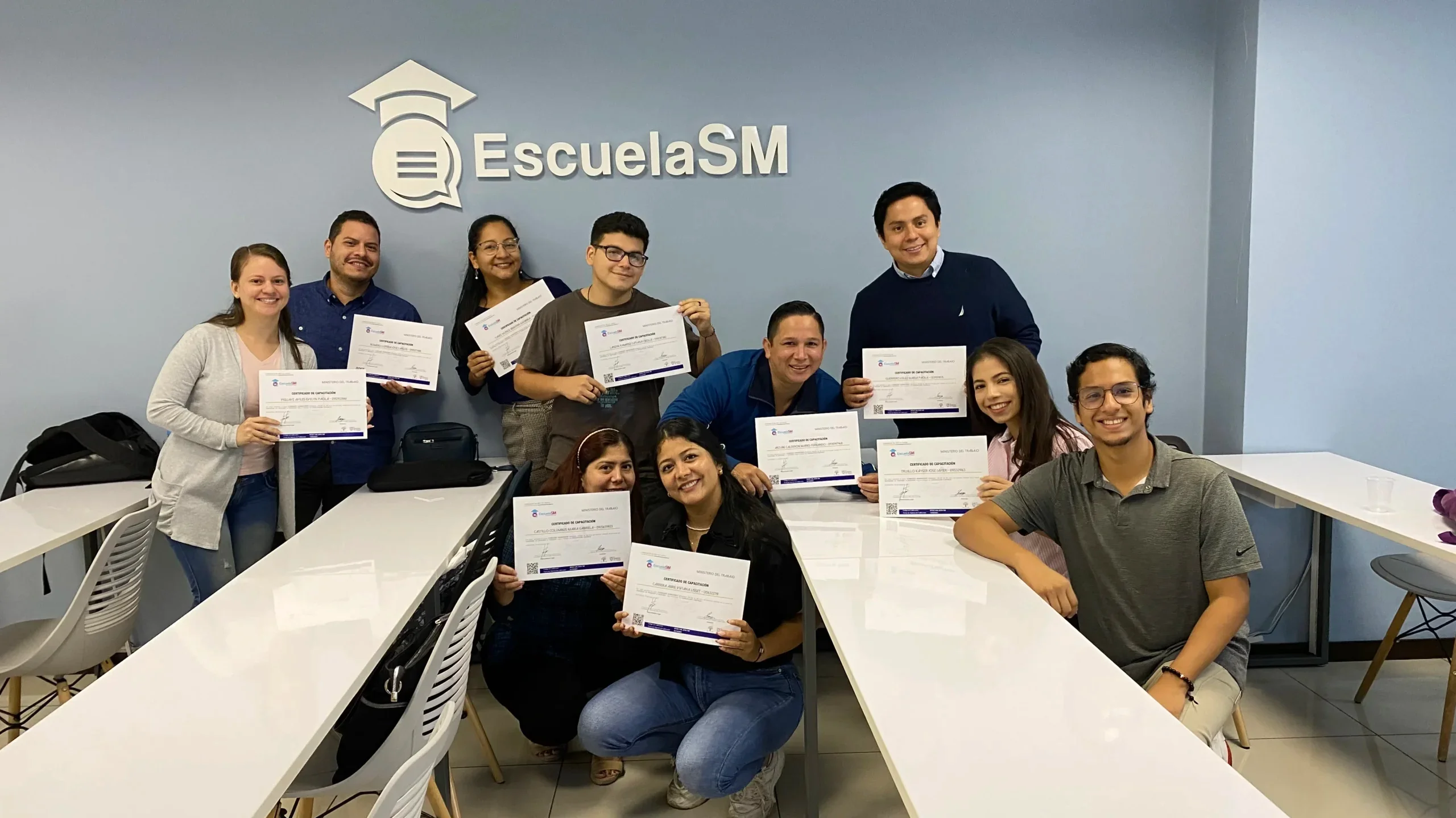 Graduados de EscuelaSM con sus certificados